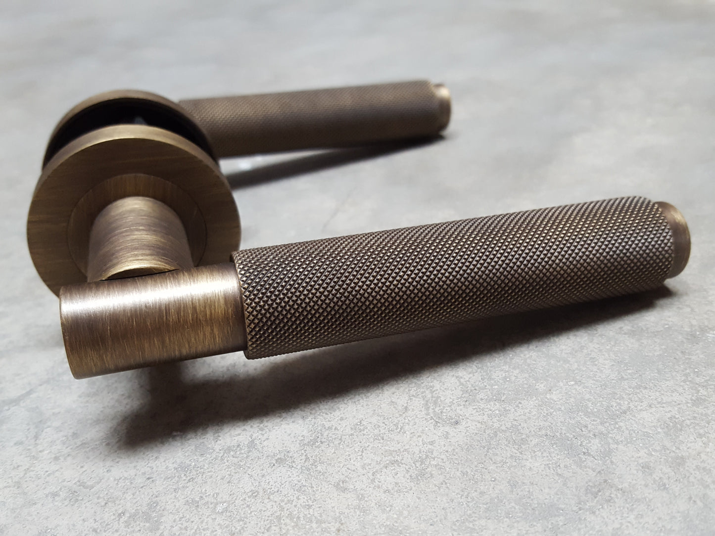 Carlisle Brass Varese Knurled Lever Door Handles, Antique Brass - EUL050AB