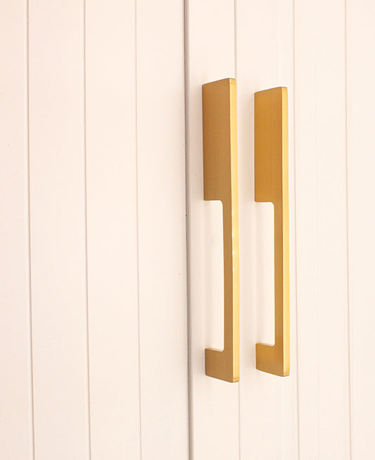 Sleek bar handles in satin brass, 800 mm, showcasing solid brass construction and modern design for cabinetry enhancement.