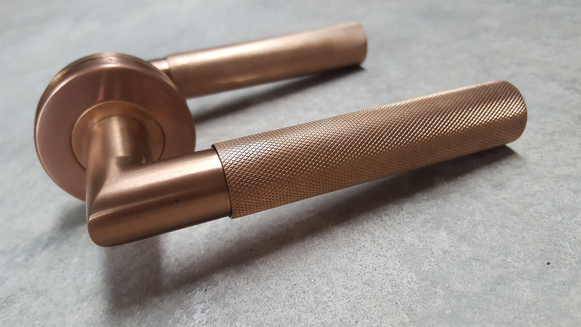 B1910CU Knurled Copper Door Handles on 54mm Round Rose 