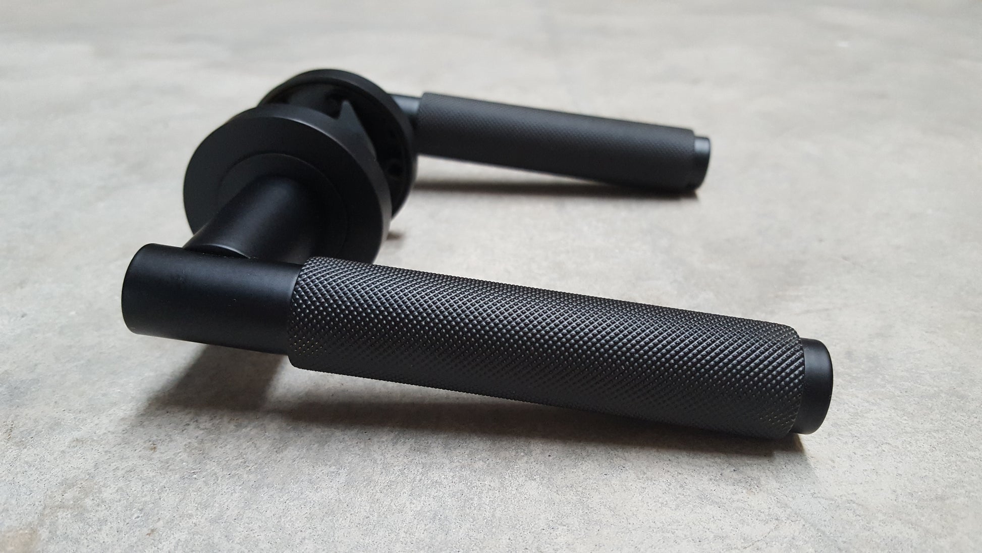 Carlisle Brass - Matt Black Varese Knurled Lever Door Handles on Round Rose - EUL050MB
