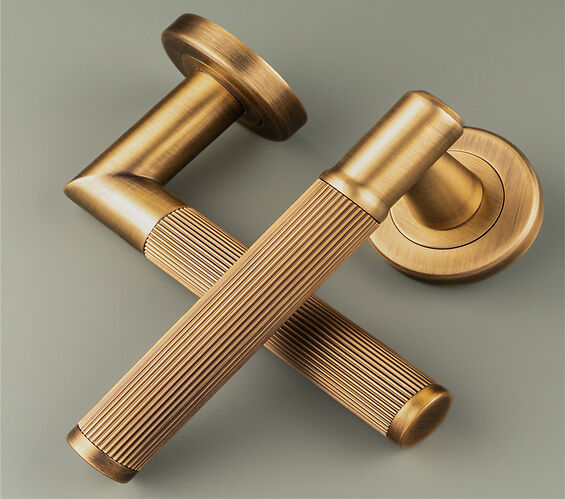 Carlisle Brass Serozzetta Trend Lines Door Handles On Round Rose, Antique Brass - SZM170AB