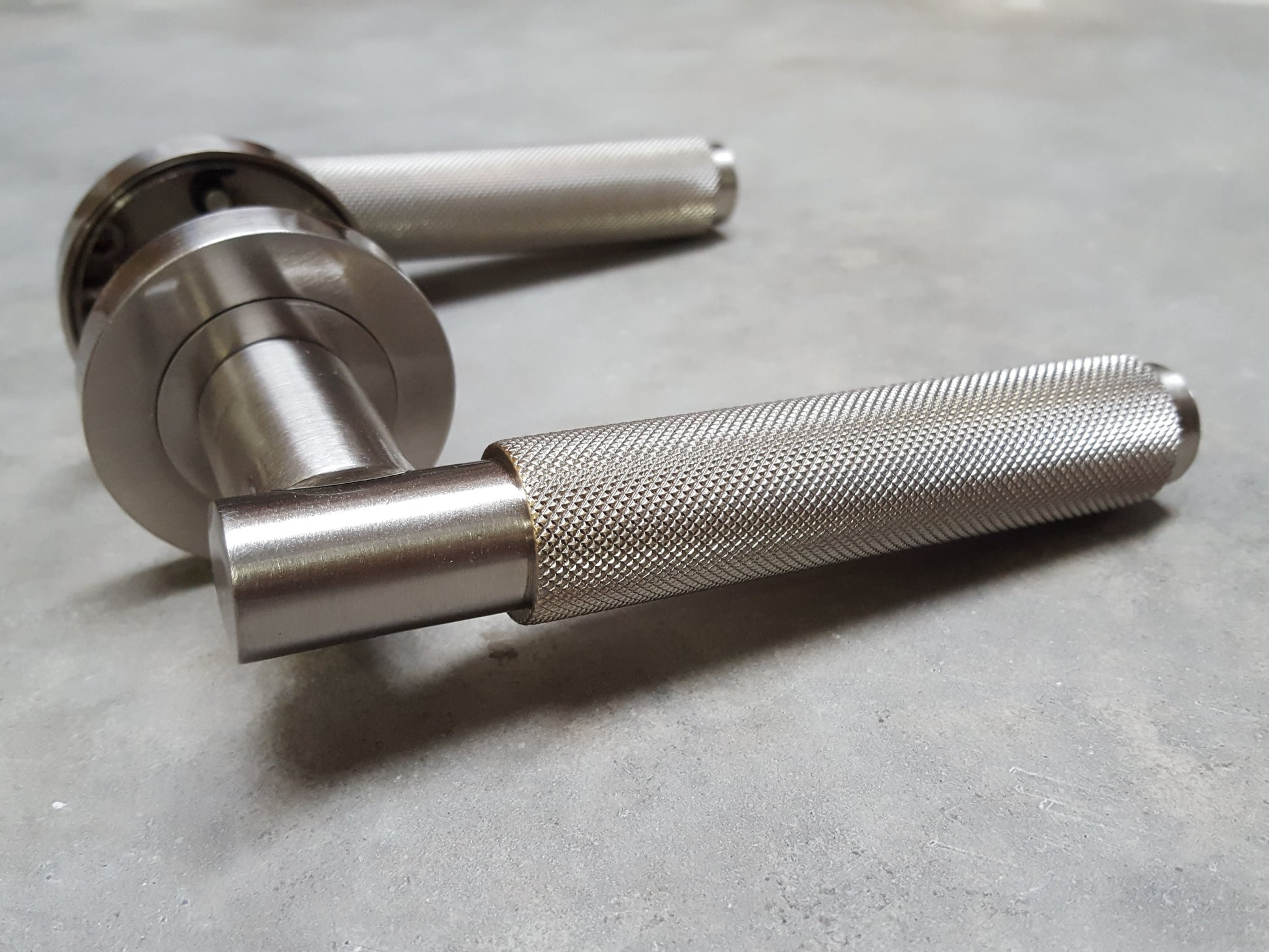 Satin Nickel Varese Knurled Lever Door Handles on Round Rose - EUL050SN