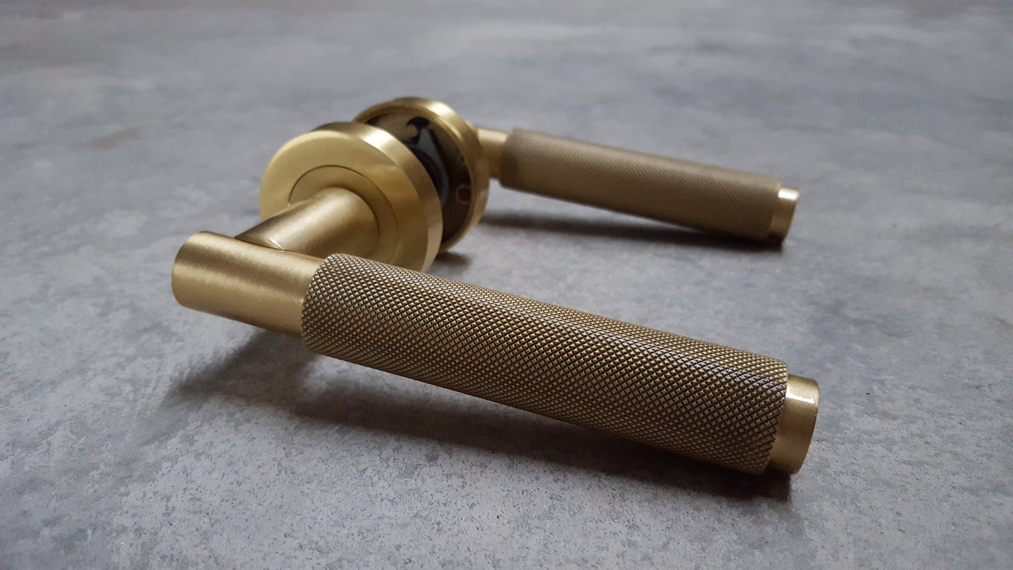 Satin Brass Varese Knurled Lever Door Handles on Round Rose - EUL050SB - Carlisle Brass