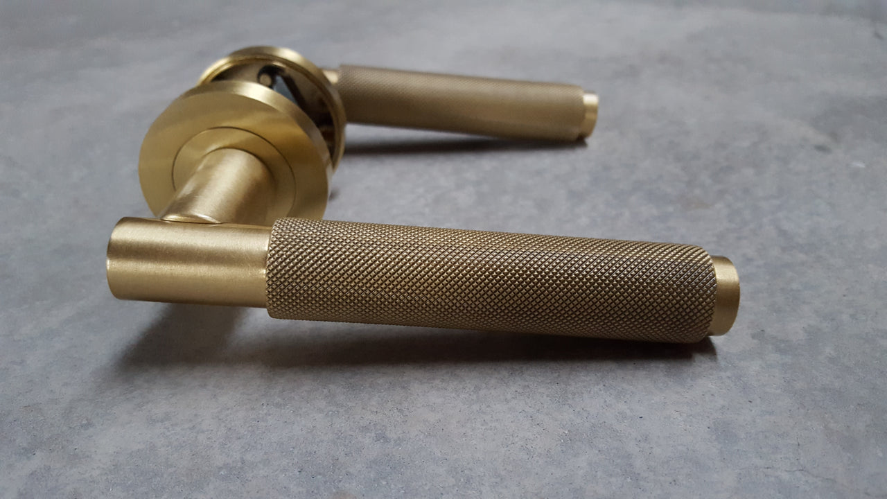 Satin Brass Varese Knurled Lever Door Handles on Round Rose - EUL050SB - Carlisle Brass Finishes Collection