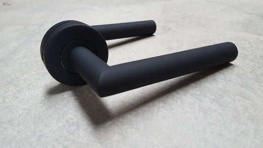 Mitred icon Matte Black Door Handles On Round Rose - M4D3410BL